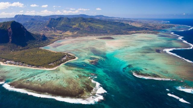 underwater-waterfall3